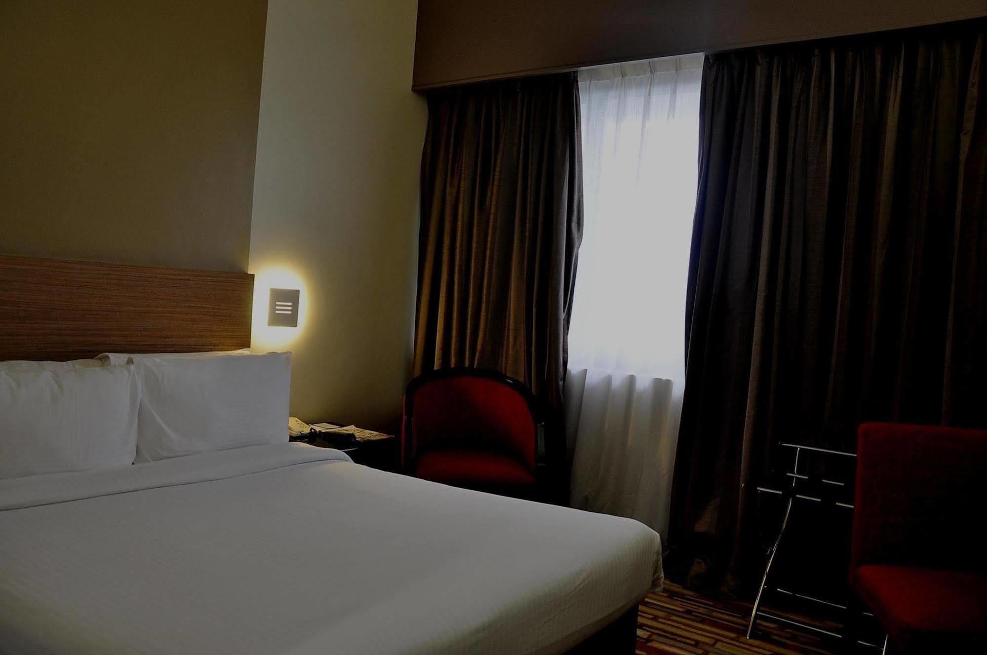 Harbour View Hotel Kuching Kültér fotó