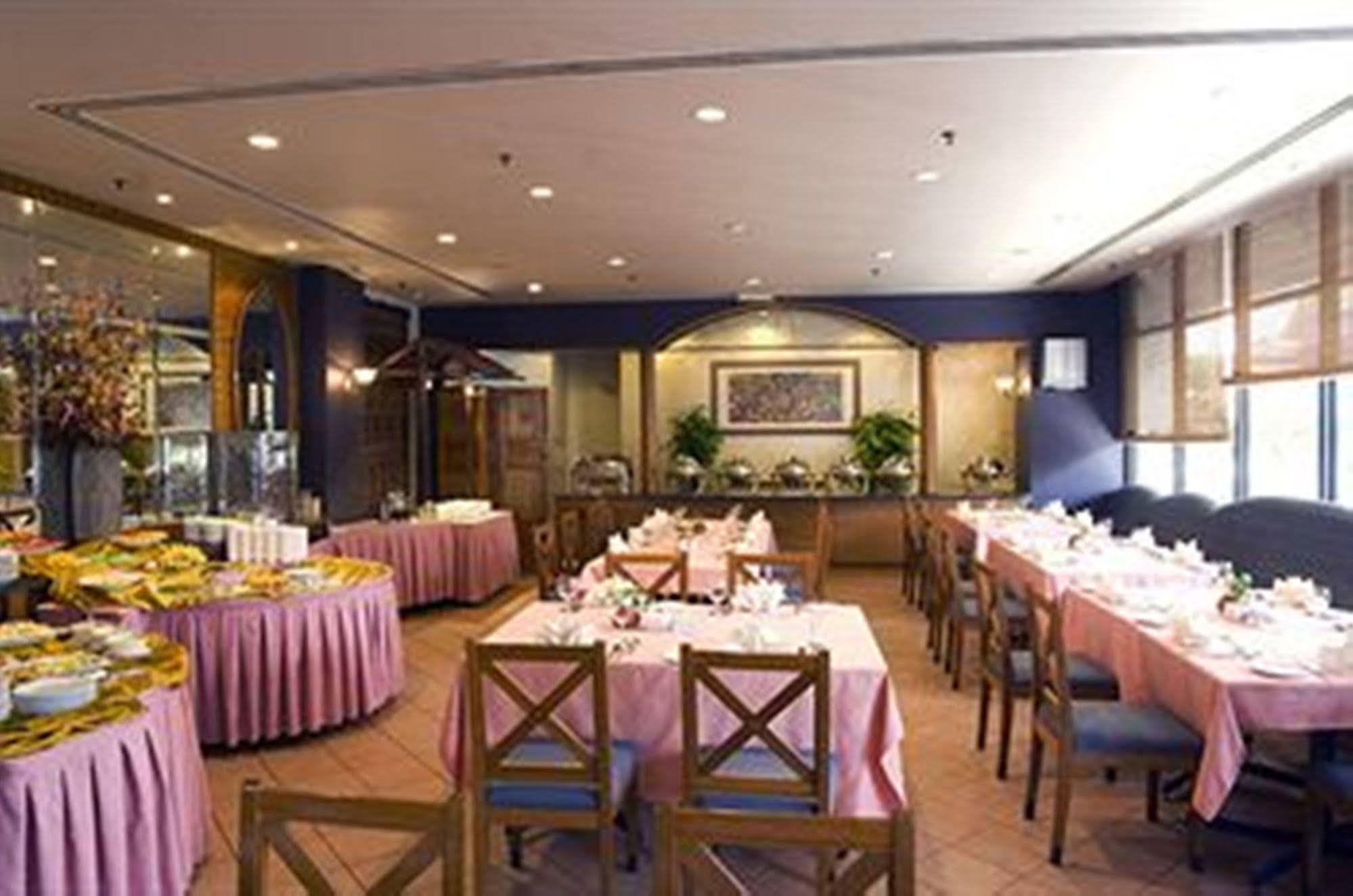 Harbour View Hotel Kuching Kültér fotó