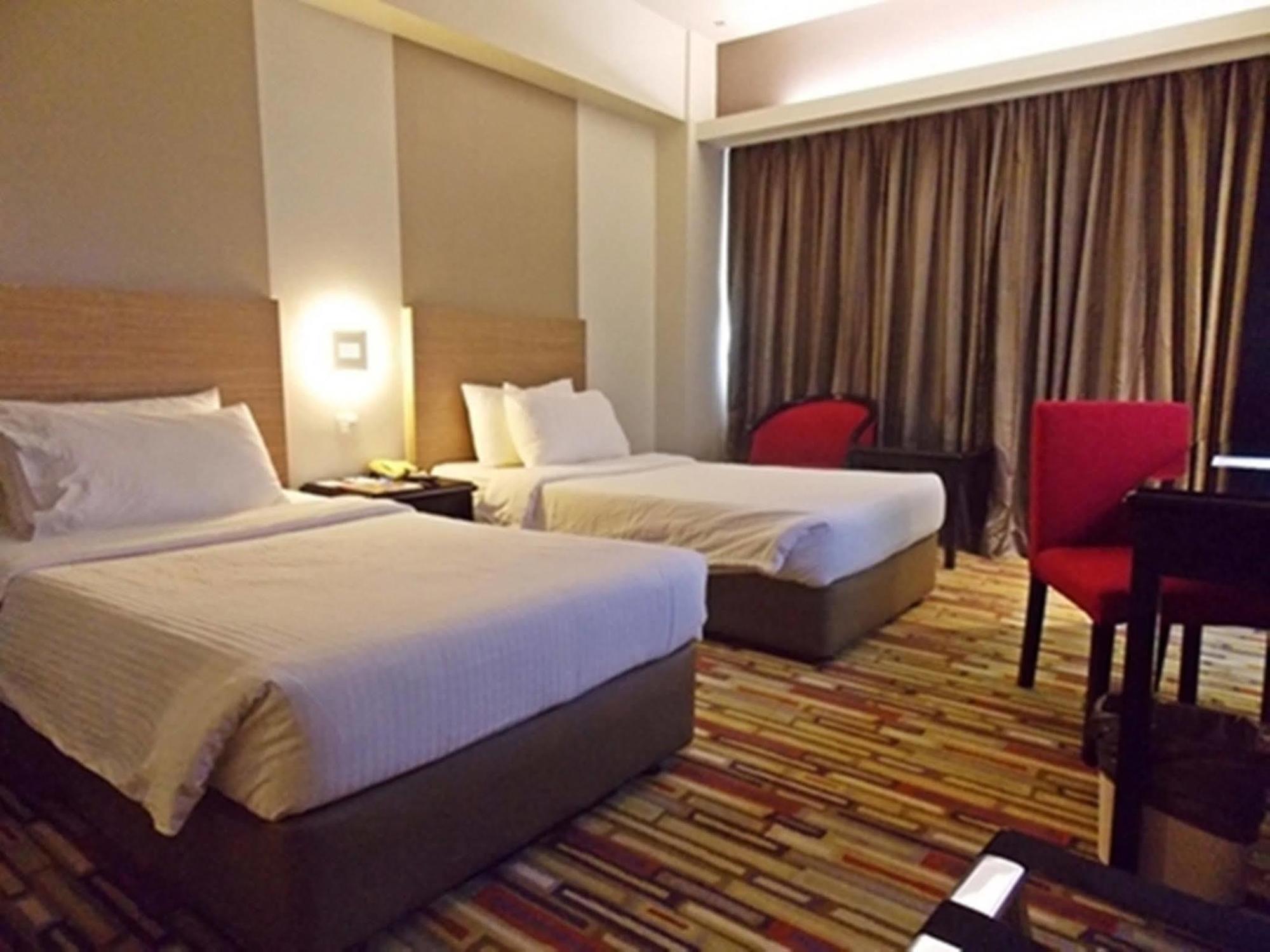 Harbour View Hotel Kuching Kültér fotó