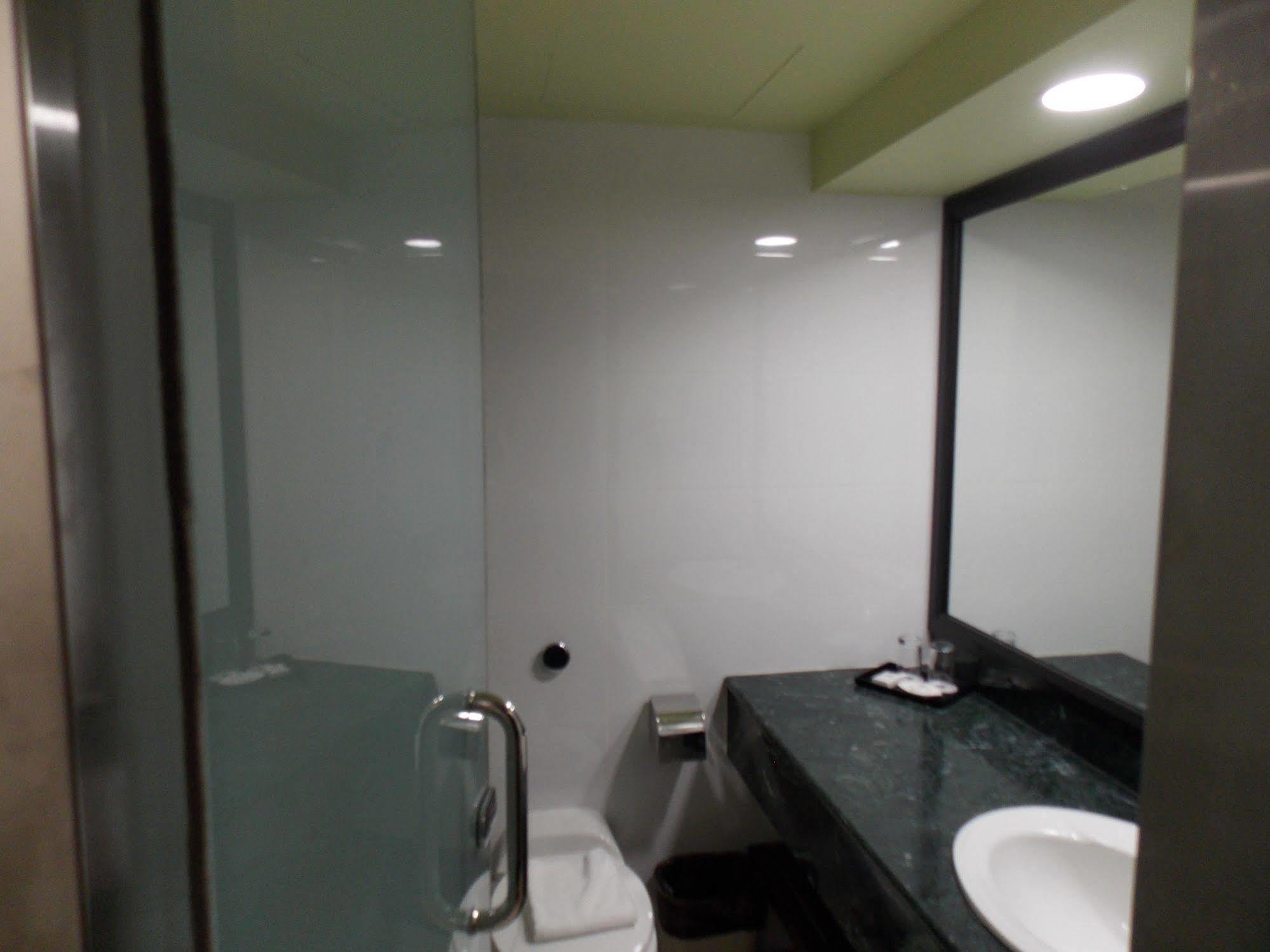 Harbour View Hotel Kuching Kültér fotó