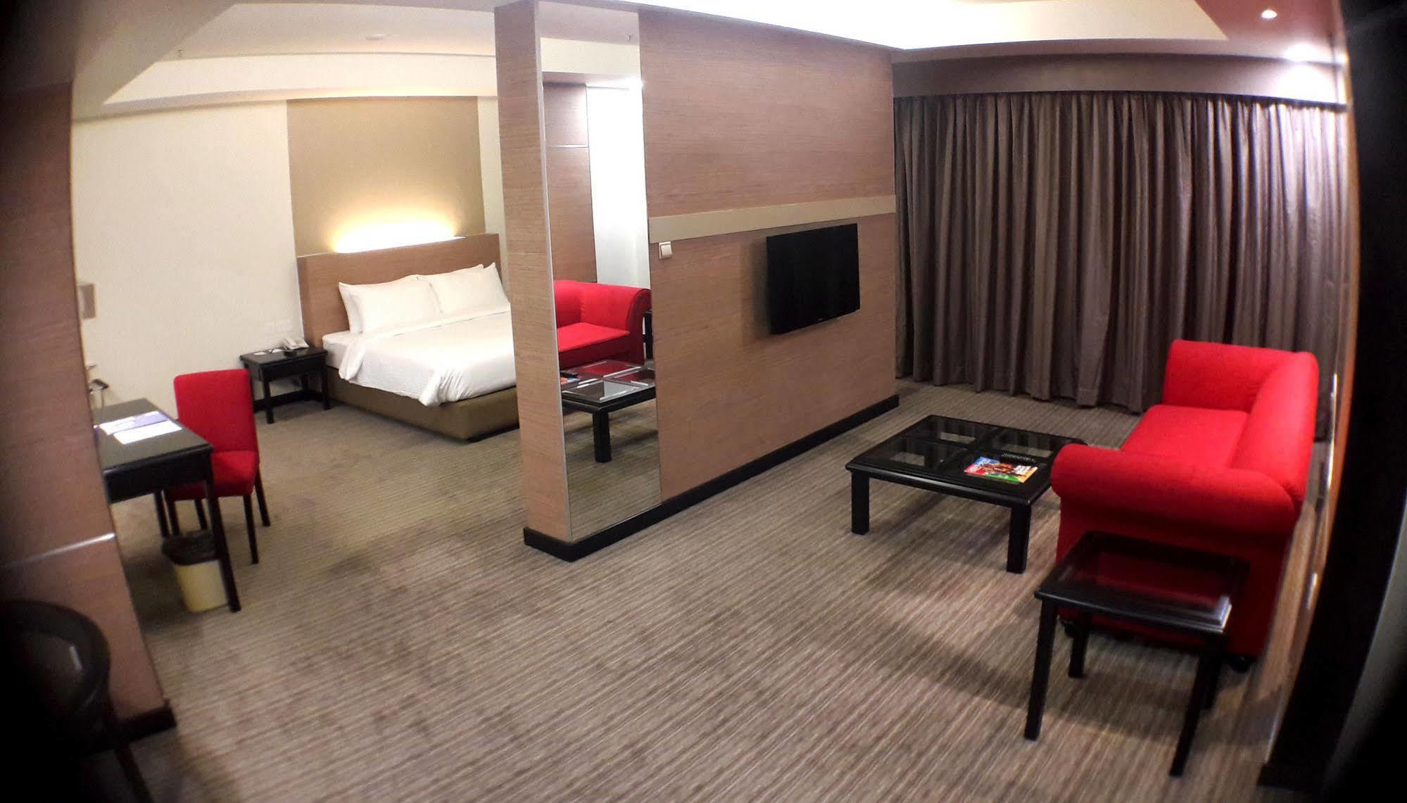 Harbour View Hotel Kuching Kültér fotó